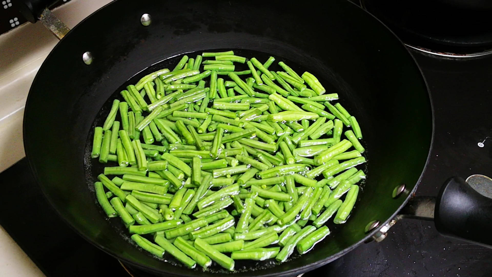 豆角焯水是為了去除豆角的異味,使炒出的豆角口感更美味,另外焯水後的