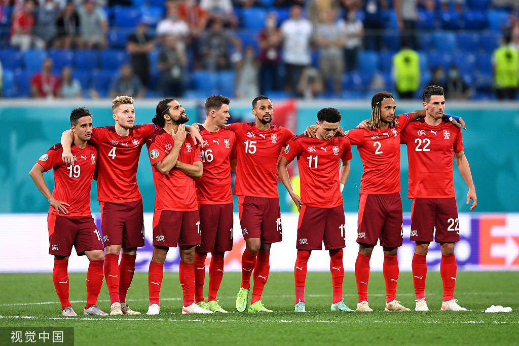 瑞士吃争议红牌展铁血防守 顽强之师赢全世界尊重_欧洲杯