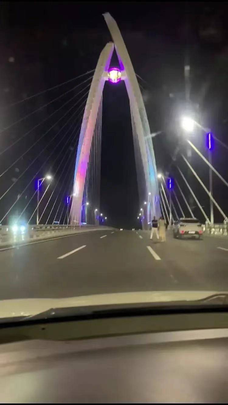 危险!不要这样在聊城网红桥