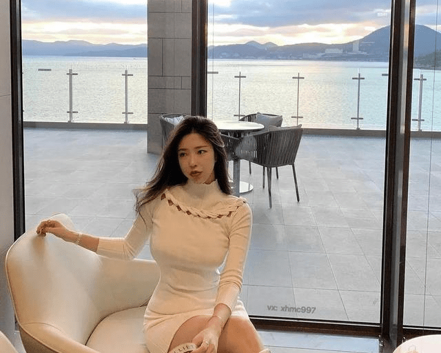 设计|穿一件就够了，修身连衣裙简约搭配，到哪都是焦点