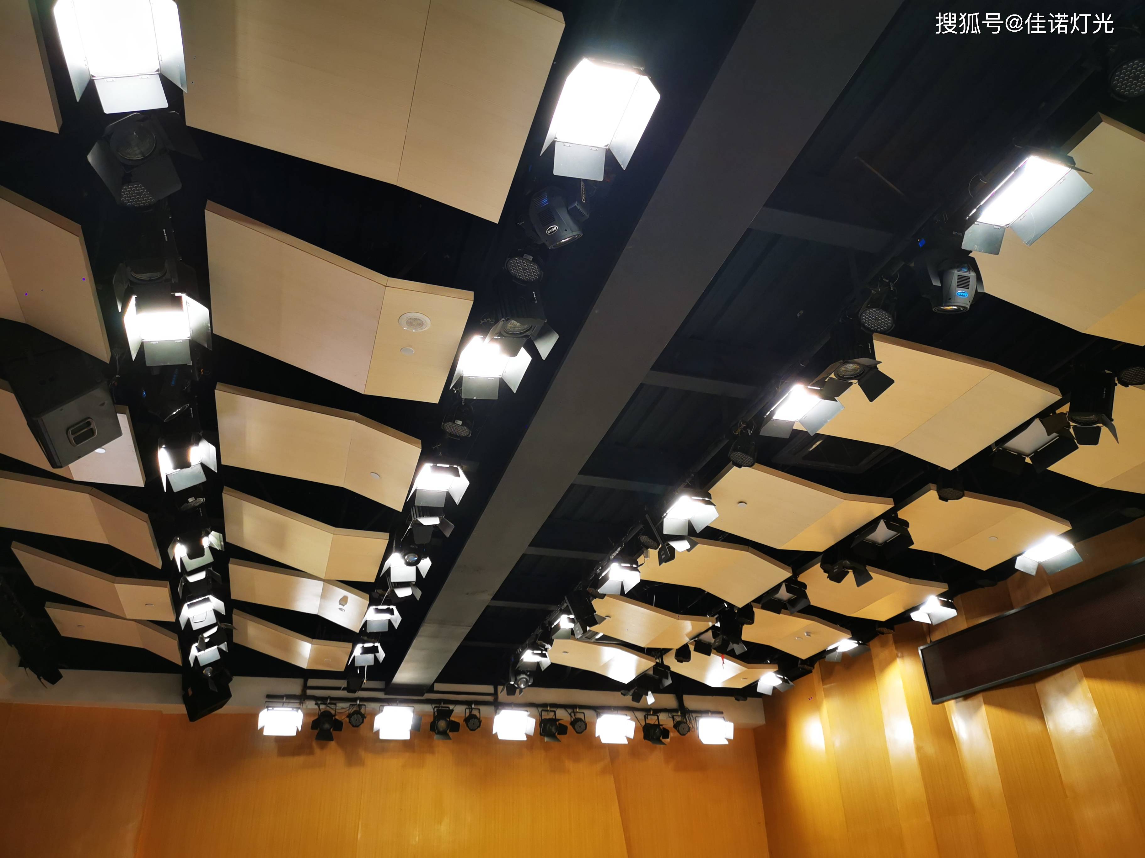 LED聚光灯与LED三基色柔光灯-搜狐大视野-搜狐新闻