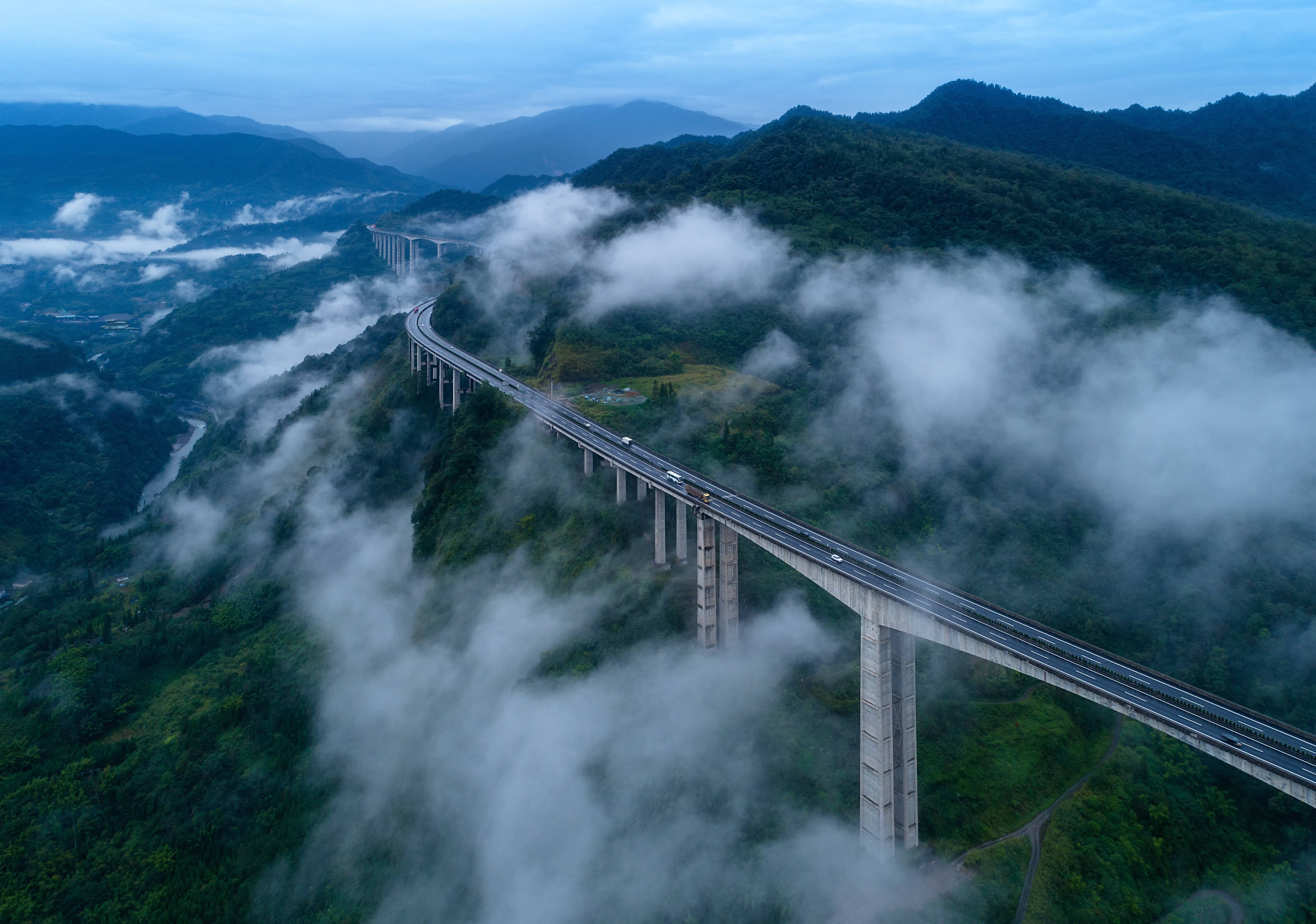 龙苍沟·叠翠溪—雅西高速腊八斤特大桥—泥巴山隧道—石棉县双螺旋