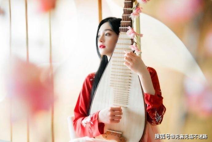 身姿|周洁琼，桃花树旁轻抚琵琶，优雅身姿，满满的古韵古风