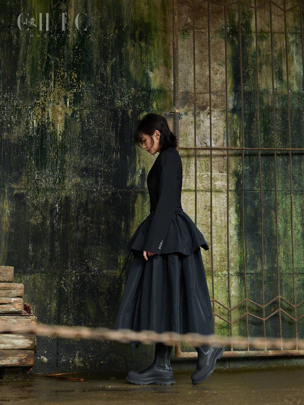 万茜旧车站工业风杂志大片曝光 身穿风衣又飒又酷