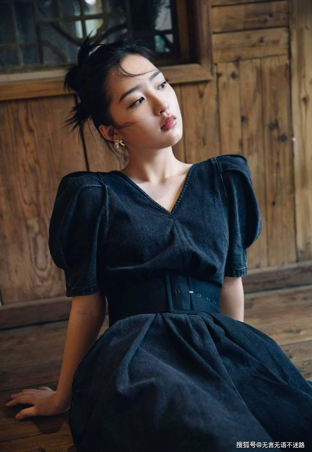 细节|邓恩熙，甜美可人，V领牛仔裙，小木屋悠闲活力