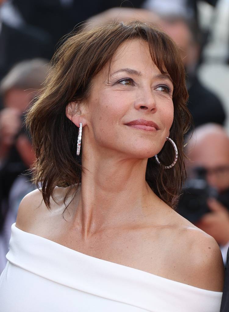 苏菲·玛索亮相戛纳红毯 穿黑白一字肩长裙优雅动人-搜狐大视野-搜狐