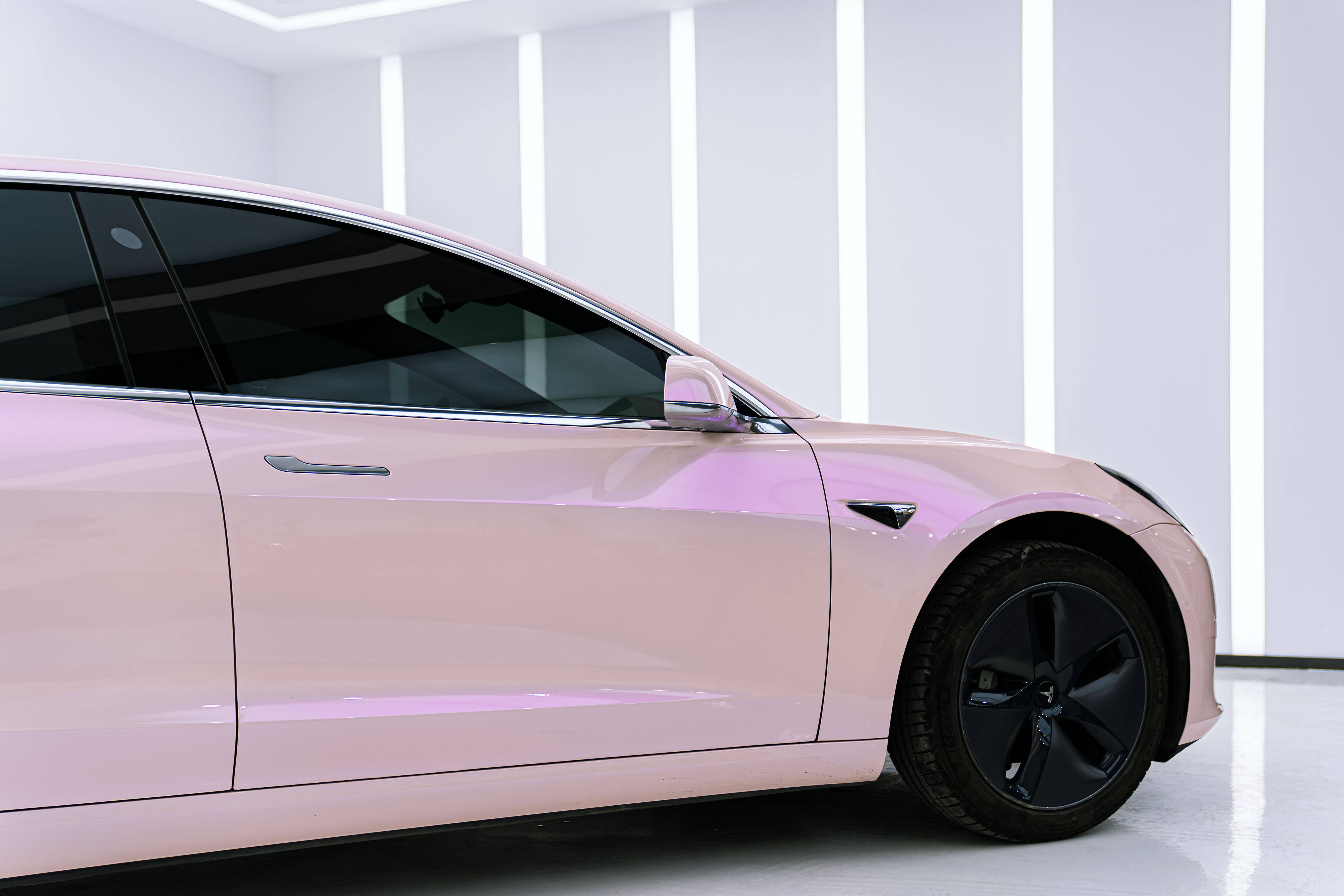 特斯拉选颜色加价高等车时间漫长贴改色膜就可以啦