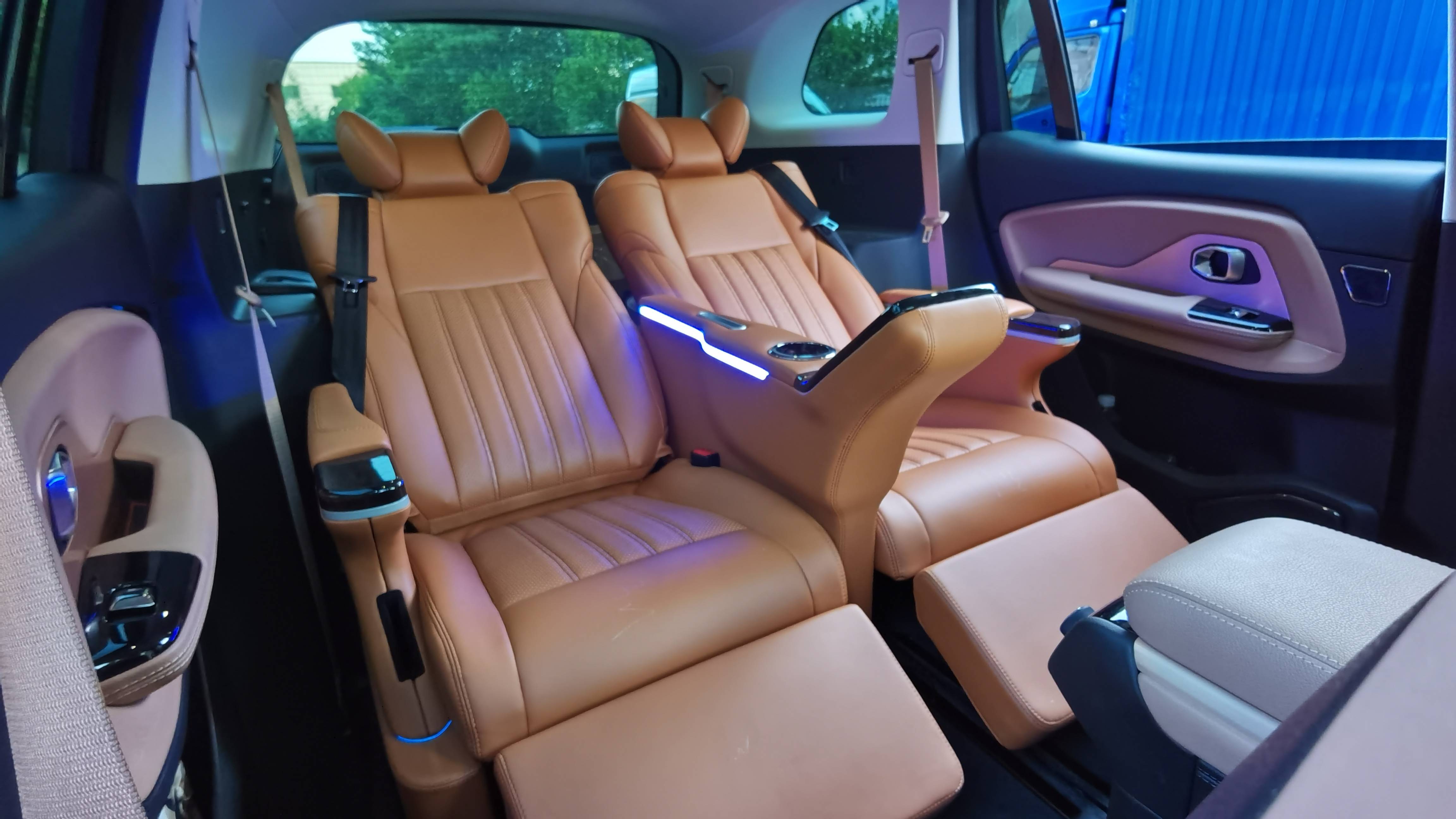 蔚来es8中排升级航空座椅 多了两个"国王宝座"!_搜狐汽车_搜狐网