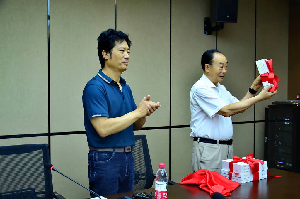 洛阳市人民政府原市长刘典立为《金色田野奔小康》新书揭彩.