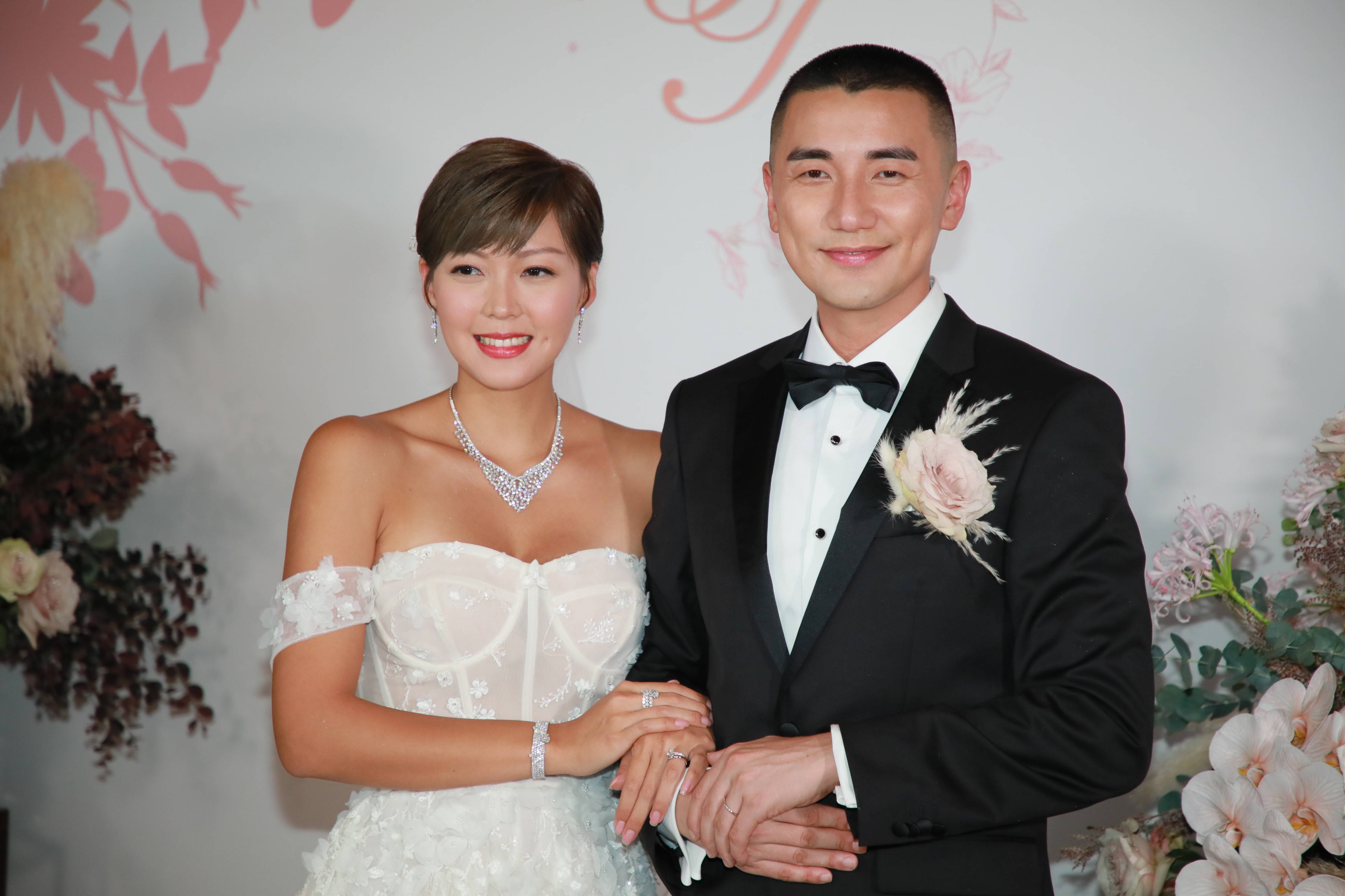 TVB小生洪永城大婚落泪 爱妻戴7只金猪17只金手镯-搜狐大视野-搜狐新闻