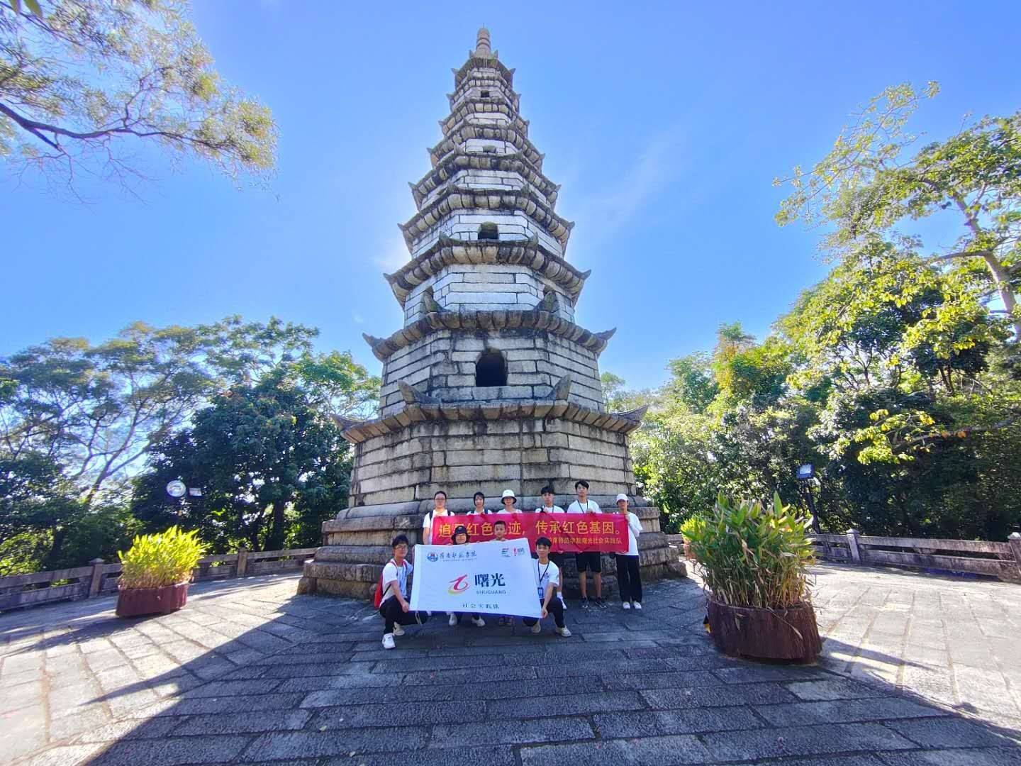 游北山公园,感爱国之情