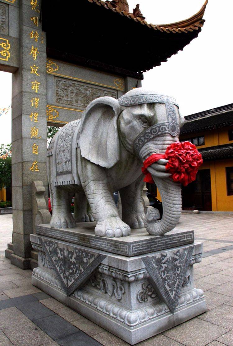 江苏寺庙石雕大象造型是六牙白象
