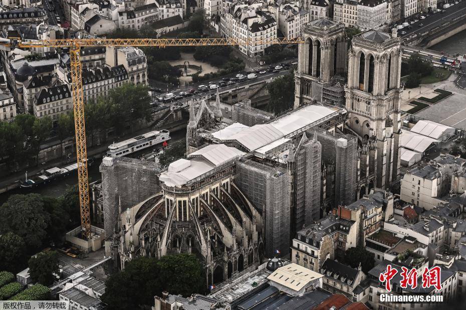 航拍正在维修中巴黎圣母院现状