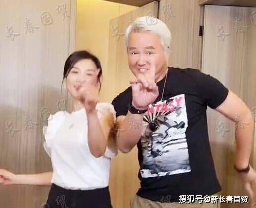 舞姿|张庭夫妇同框跳舞画面曝光,61岁老公扭腰晃胯妖娆抢镜
