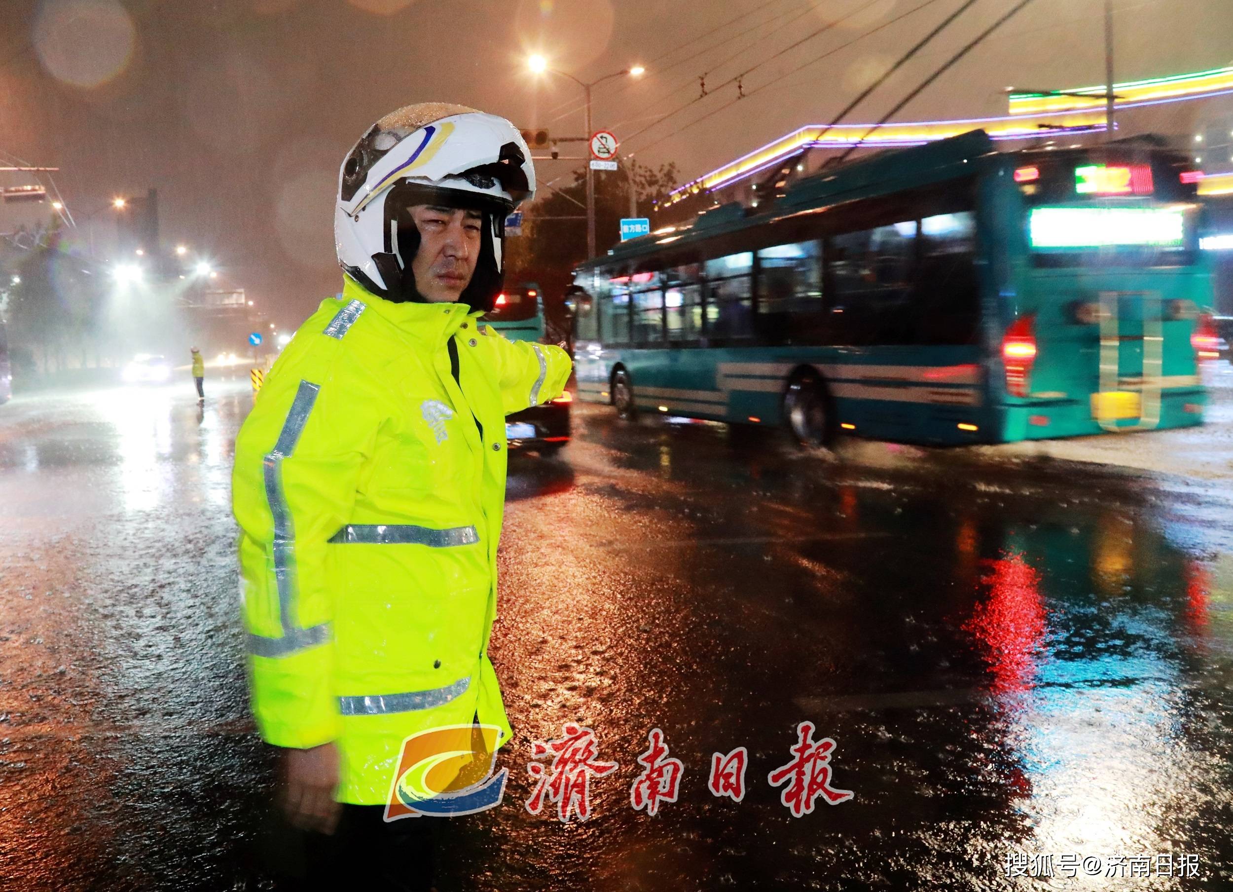 济南交警闻"汛"而动,默默守护雨中之城