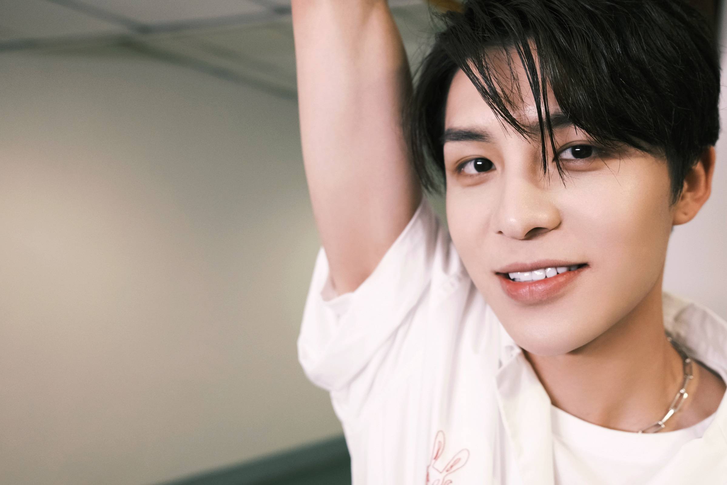 余衍隆受邀出席品牌活动 简约穿搭少年感max_质感