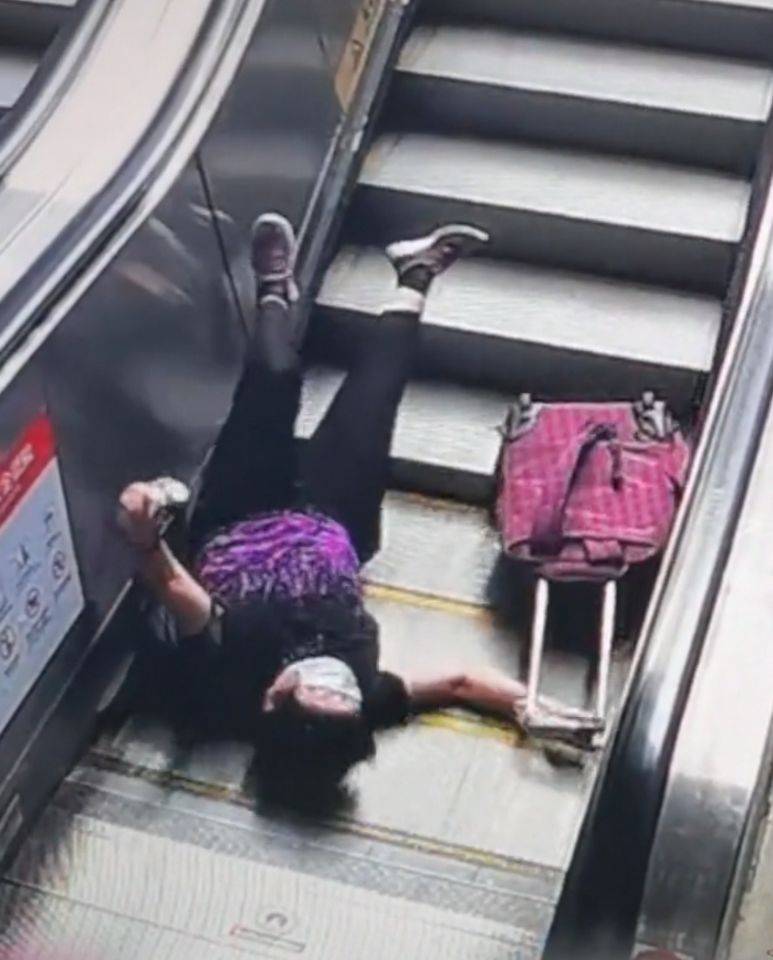 惊险:阿姨乘电动扶梯踩滑后仰摔倒,温暖:旅客民警保洁物业齐出手保