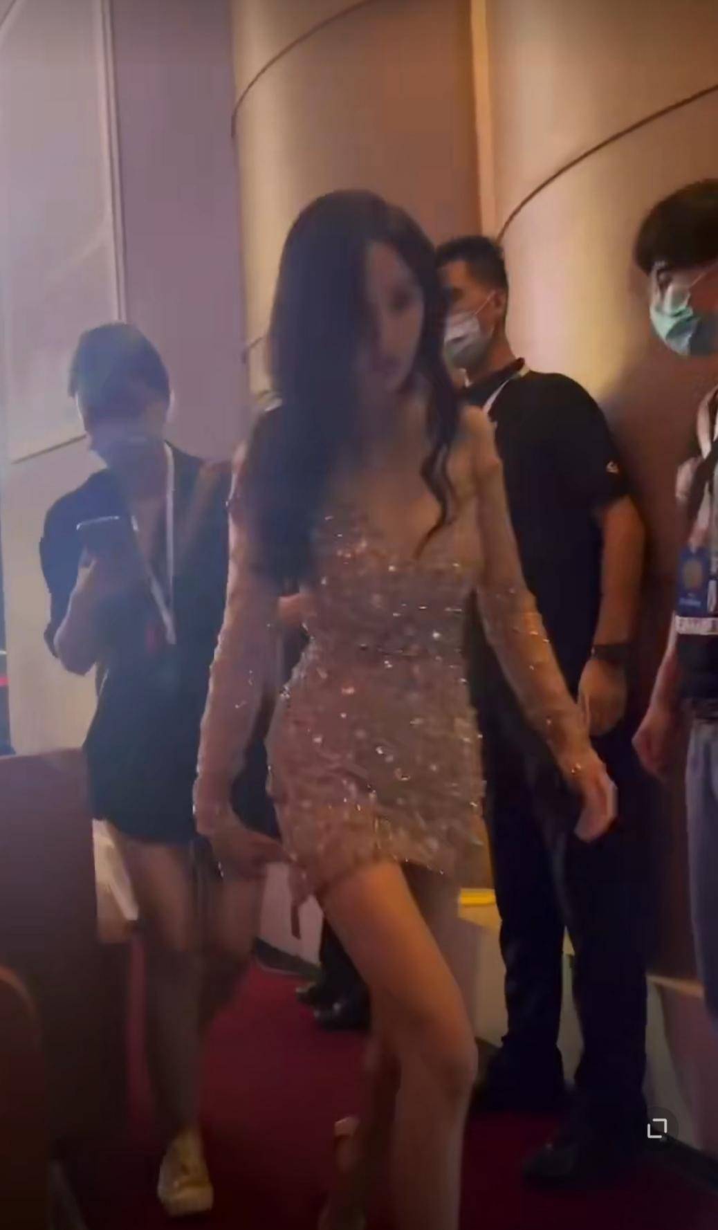 身材|杨幂35岁了,依然火辣!吊带筒顶超短裙显身材好,长腿细腰好偷镜