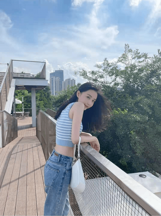 潘玮柏妻子晒男友视角美照 小腹平坦破怀孕传闻