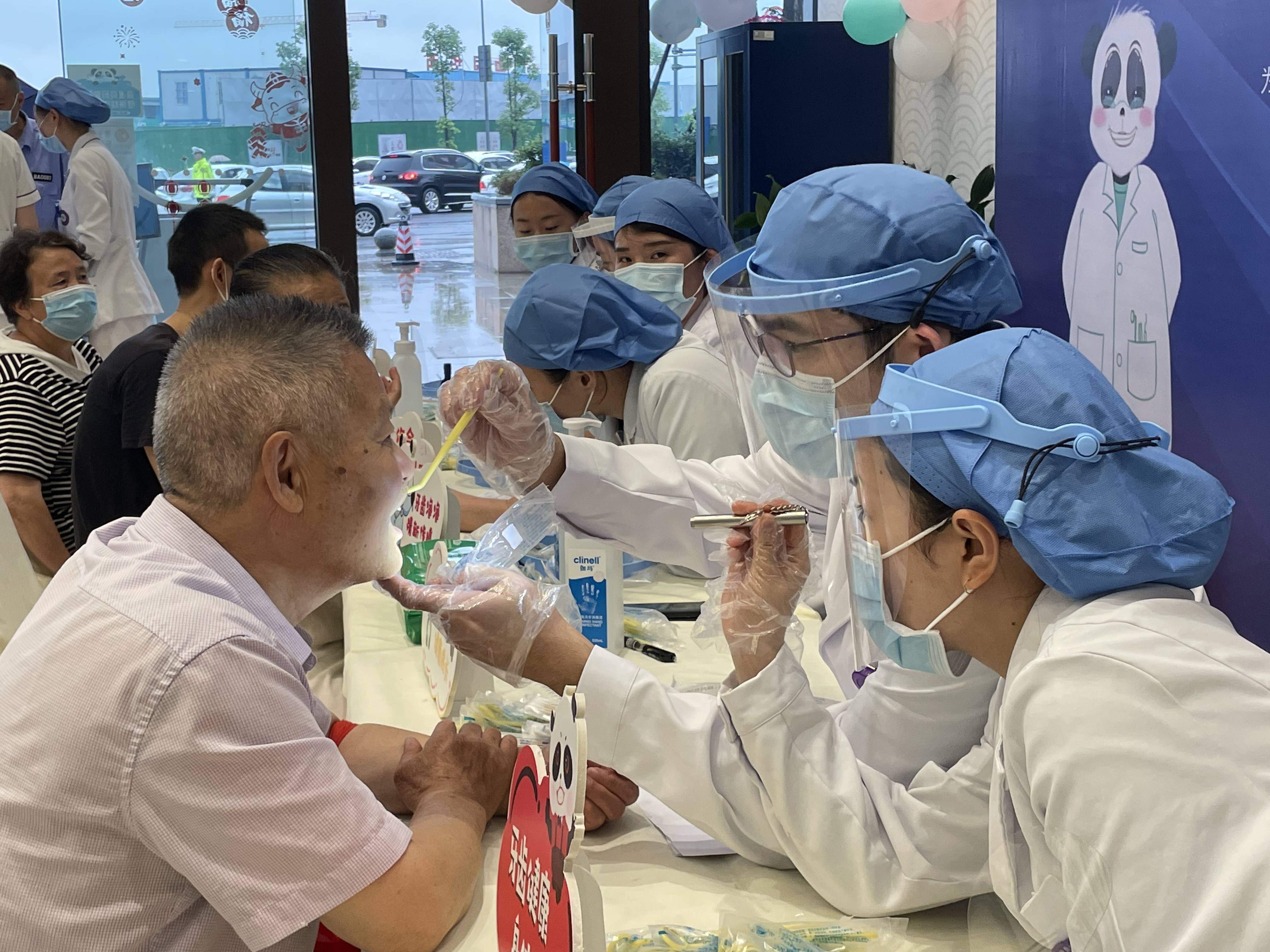 晚霞传真 |开展口腔义诊