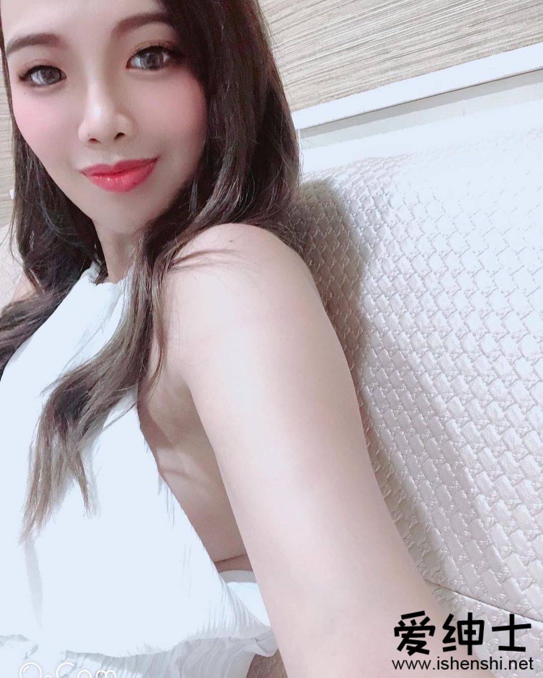 菲菲|这样穿牛仔外套可以吗？小巧的「巨兔妈妈」镇空逛街真够狂！