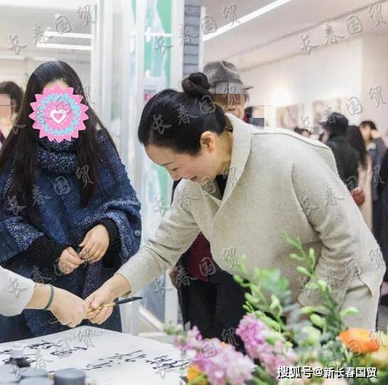 活动|孙楠妻子潘蔚近照曝光，素颜露面衣着朴素，为人十分低调
