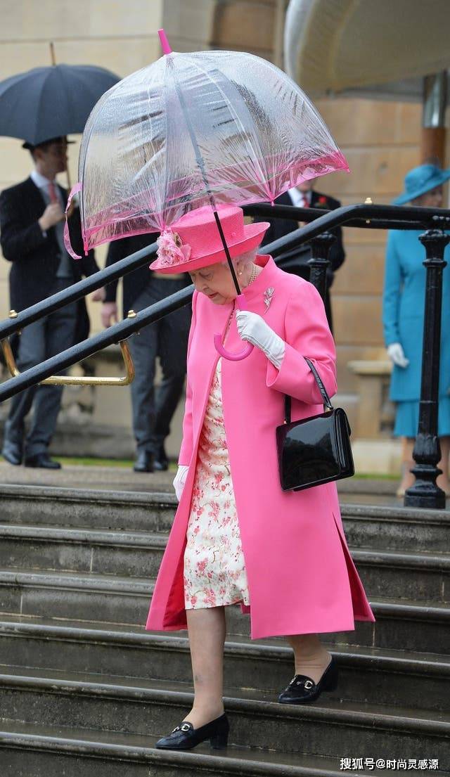 原创雨中的女王彩虹糖本糖英国女王的雨季穿搭实录