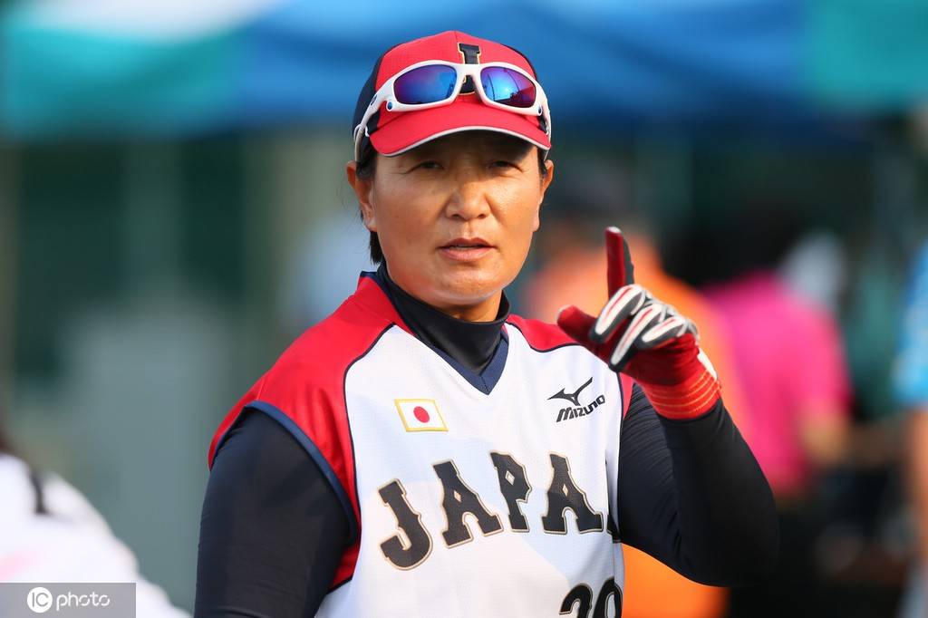 日本垒球队主教练宇津木丽华亮相奥运会揭幕战