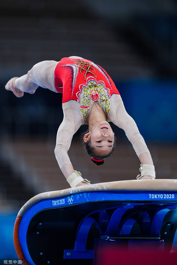 高清图:中国女子体操队备战 高低杠训练挥洒自如