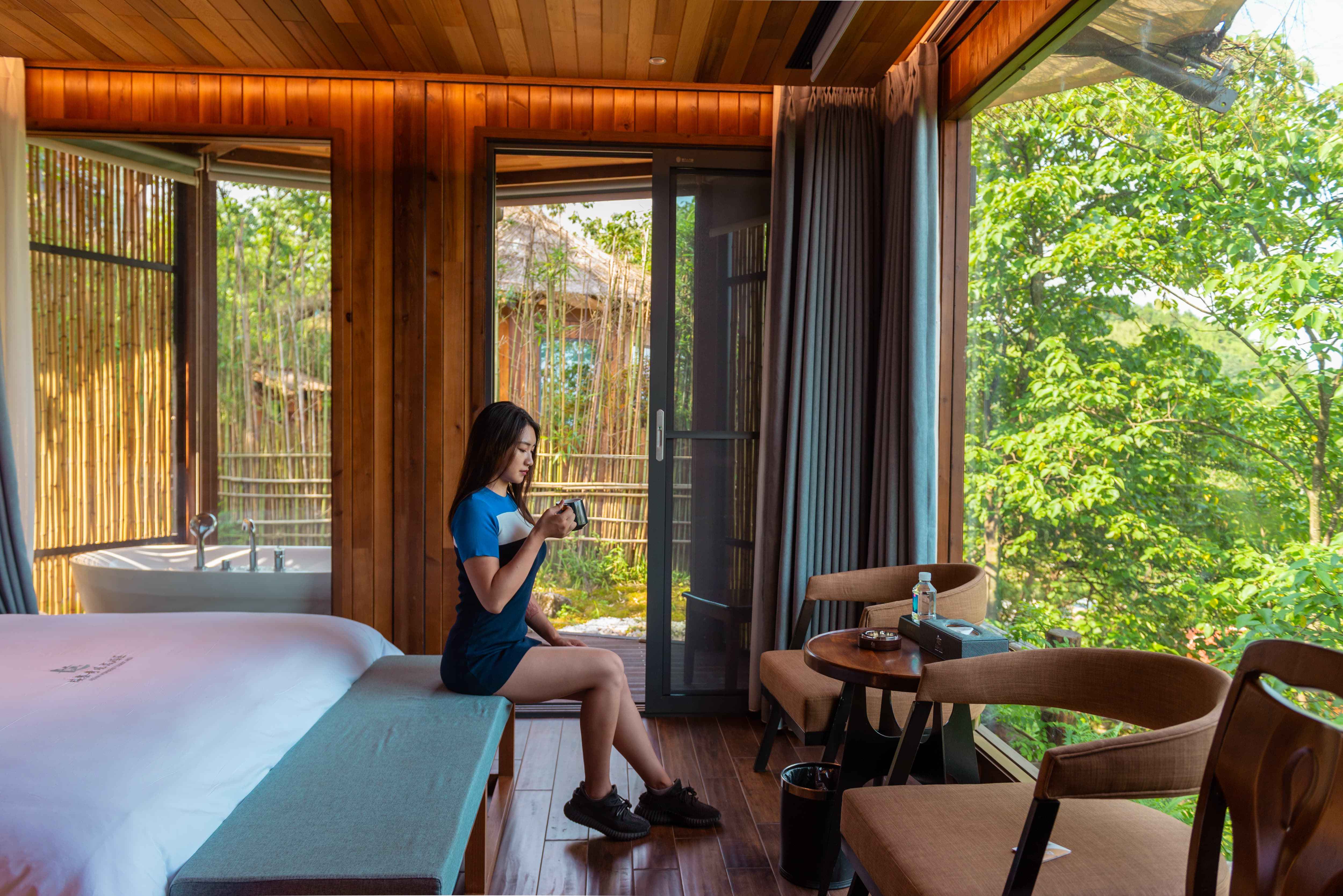 留宿天桥仙居漫步悬崖栈道在无边泳池一览矮寨奇观