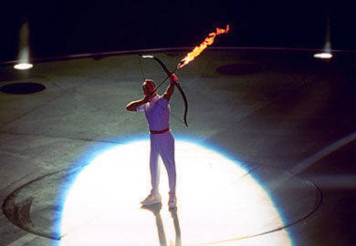 引燃巨型火炬的是患有小儿麻痹症的射箭选手雷波洛.