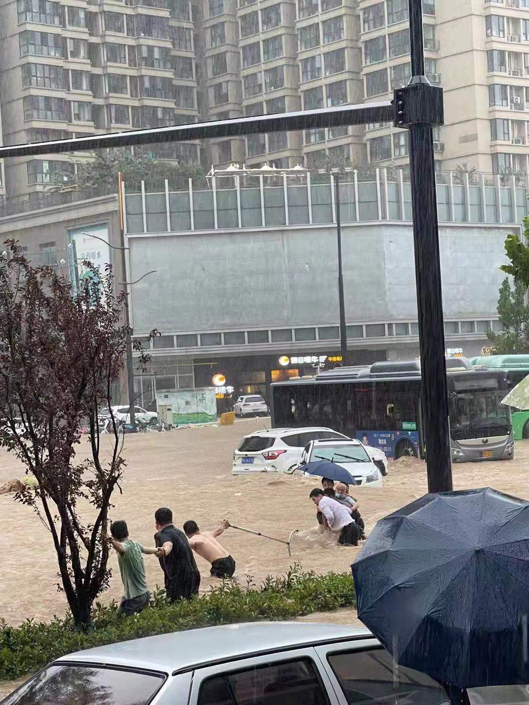 河南郑州暴雨救人图片