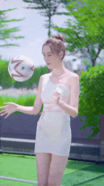 图片[1]-GIF搞笑段子：妹子，像你穿这么好看的裙子踢足球，还真是辛苦你了。-妖次元