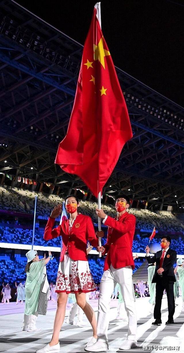 东京奥运会进场原本以为是男女各人撑条旗子没想到是一起拿一条旗子