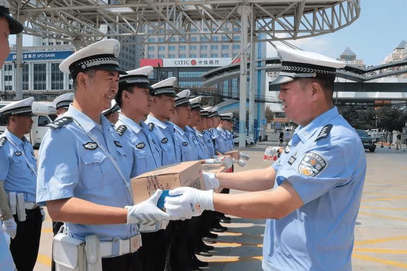 项思佳 摄影:郑威)7月以来,哈市持续高温,哈尔滨市公安局广大民警