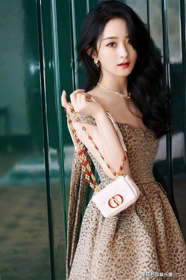 赵丽颖黑金色一字肩礼裙波浪卷，甜美灵动风情万种_新造型