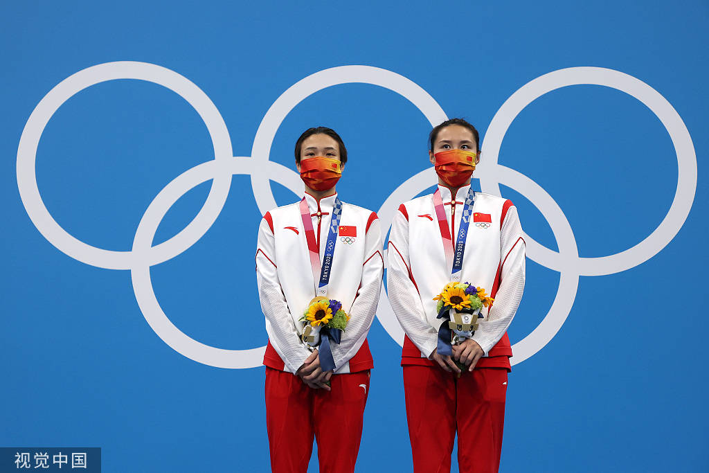 高清:施廷懋王涵出席颁奖仪式 手举金牌开心合影