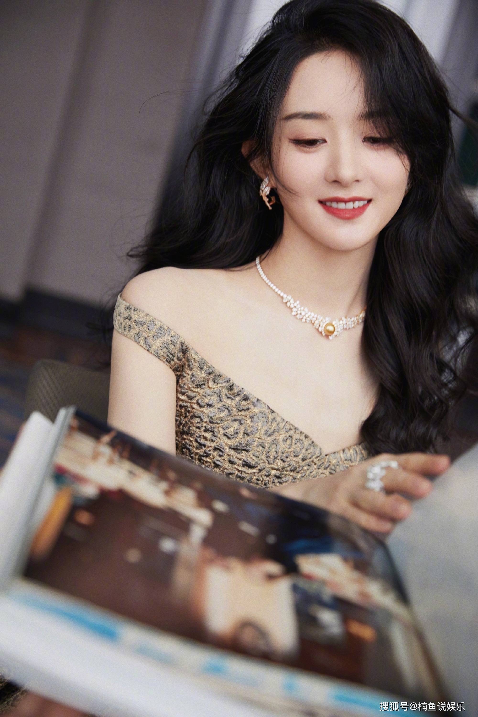 33岁赵丽颖越来越洋气了!把豹纹穿在身上,贵气十足香肩迷人