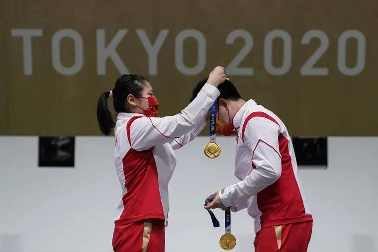 美国队在泳池里收获了1枚金牌,莉迪亚-雅各比拿到了女子100米蛙泳的