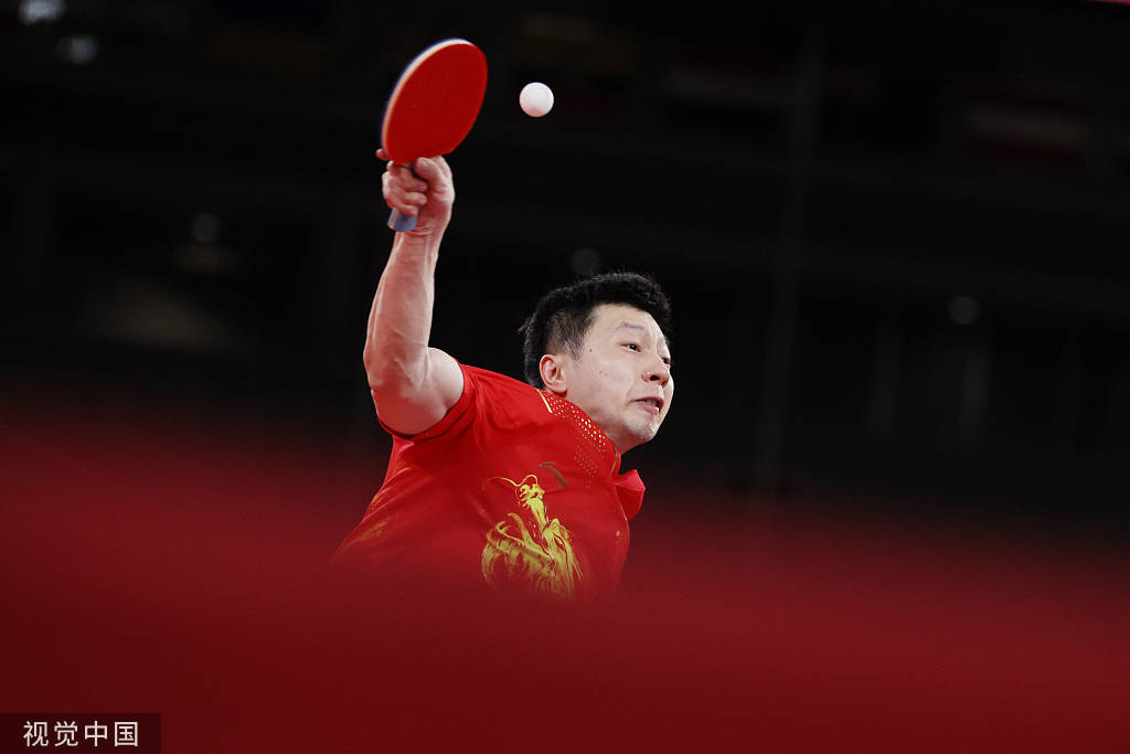 高清图:马龙晋级乒乓球男单四强 握拳庆祝胜利
