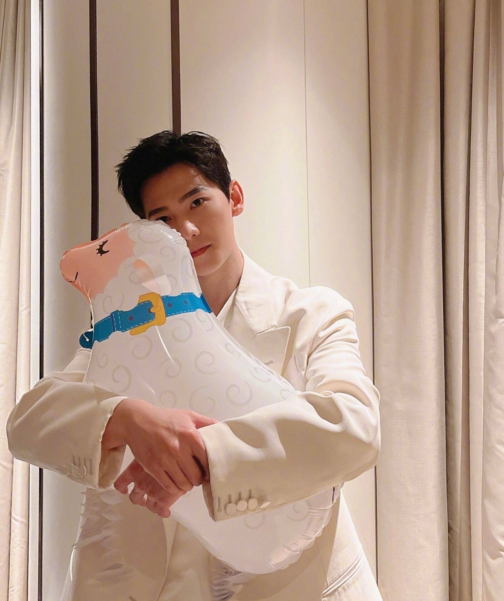 影视男星杨洋时尚写真:英俊潇洒,气质不凡