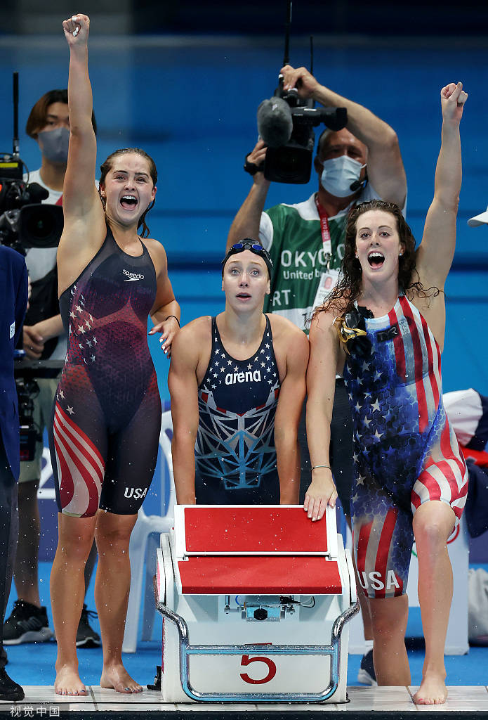 高清图:女子4x200自接力中国组合摘金 欢呼庆祝