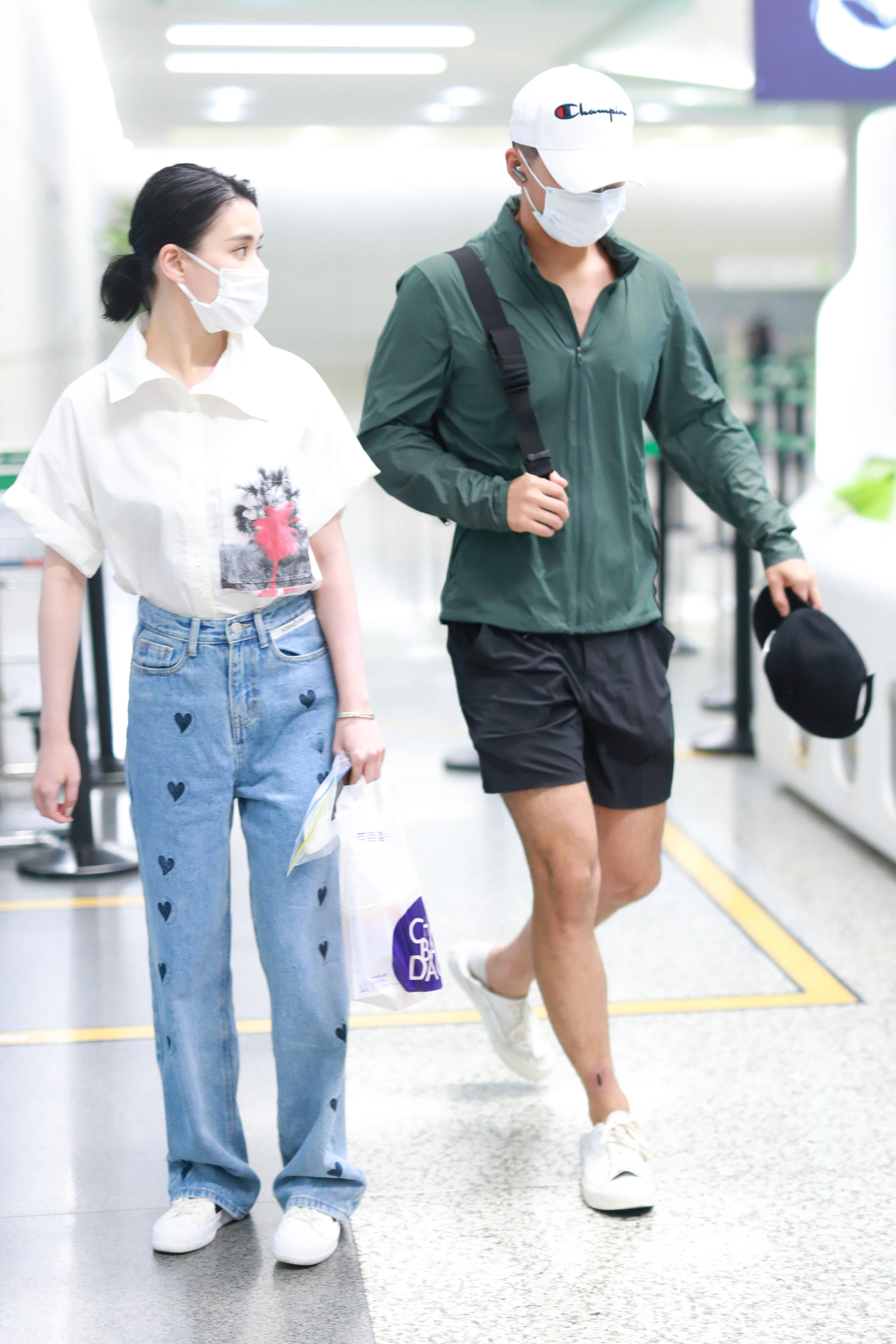 窦骁绿衬衣复古摩登 女友何超莲紧跟身后眼神超甜