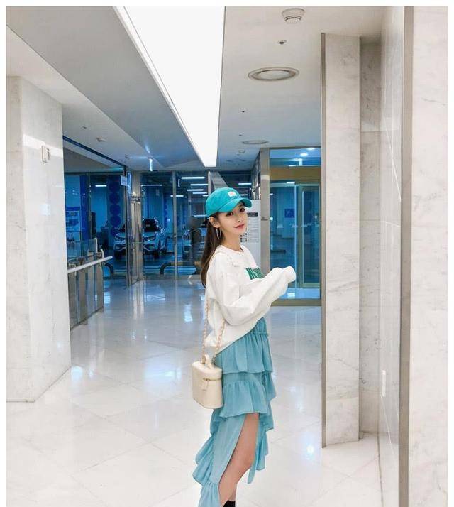设计|美女白色T恤搭配蓝色不规则百褶裙青春靓丽美,让你拥有整个夏天
