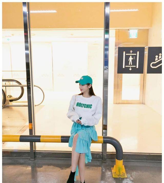 设计|美女白色T恤搭配蓝色不规则百褶裙青春靓丽美,让你拥有整个夏天