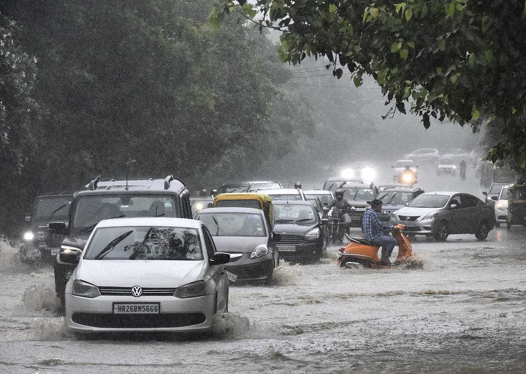 印度多地遭遇大雨天气民众雨中出行艰难