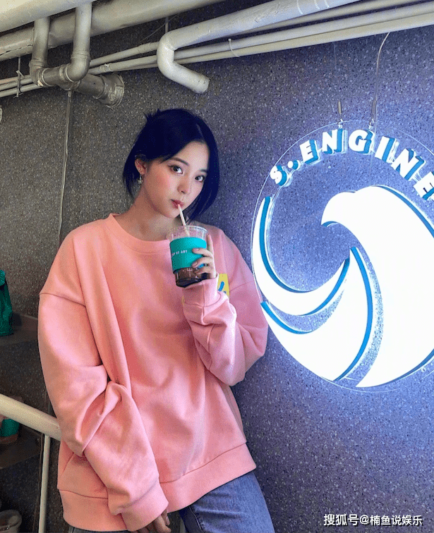 卫衣|21岁欧阳娜娜太会打扮了！轻熟女气质抢镜，长发飘飘好漂亮