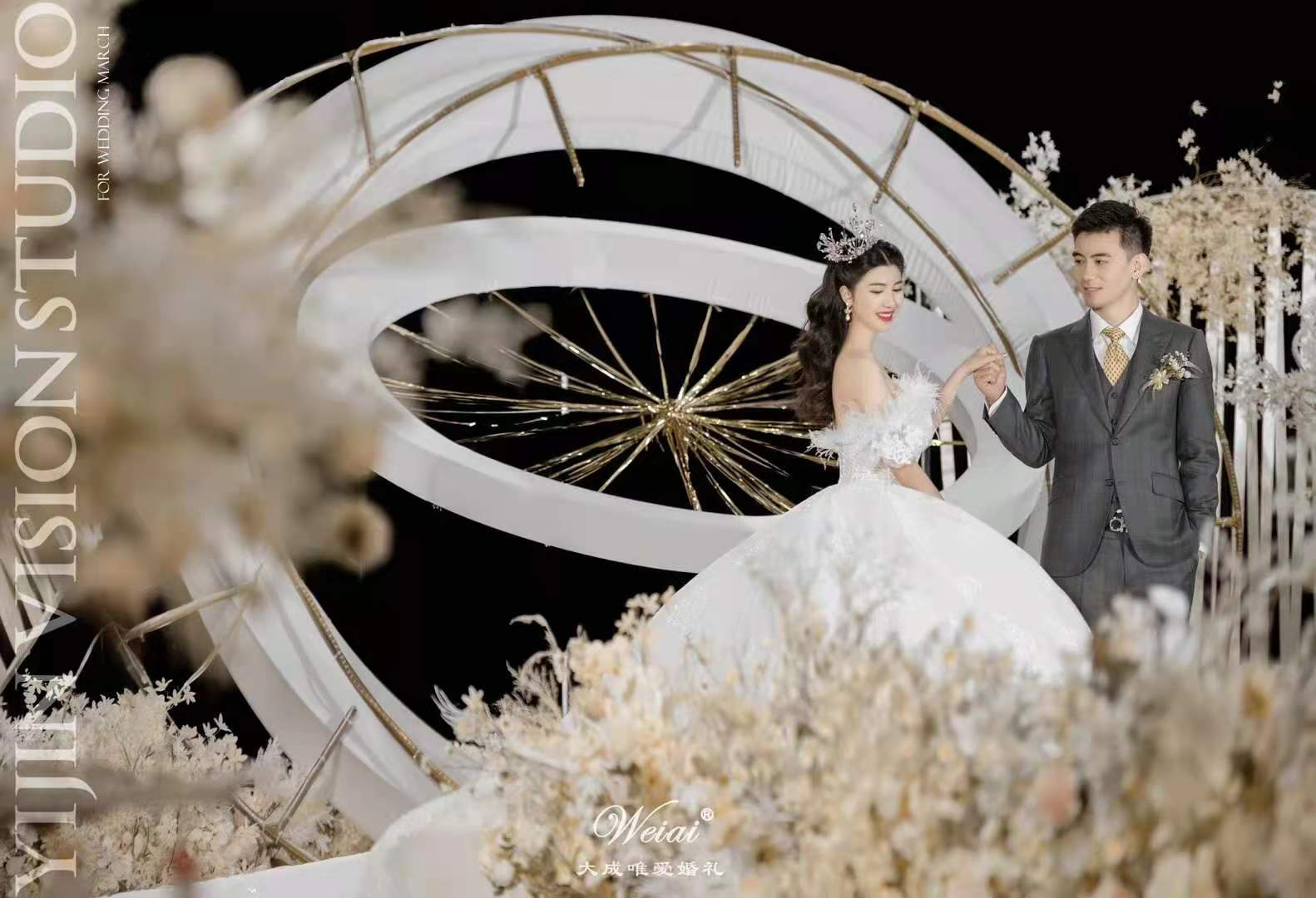 新郎结婚礼服选什么颜色好 礼服都有哪些款式 服饰