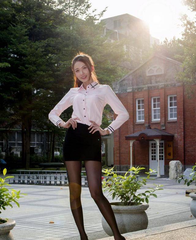 范的|粉色衬衫配黑色包臀裙充满职业范的同时又不失优雅时尚,美丽动人