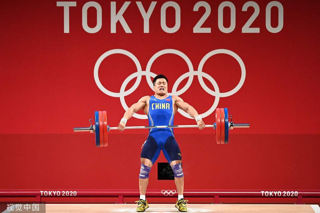 高清男子举重81公斤级决赛吕小军全力抓举杠铃